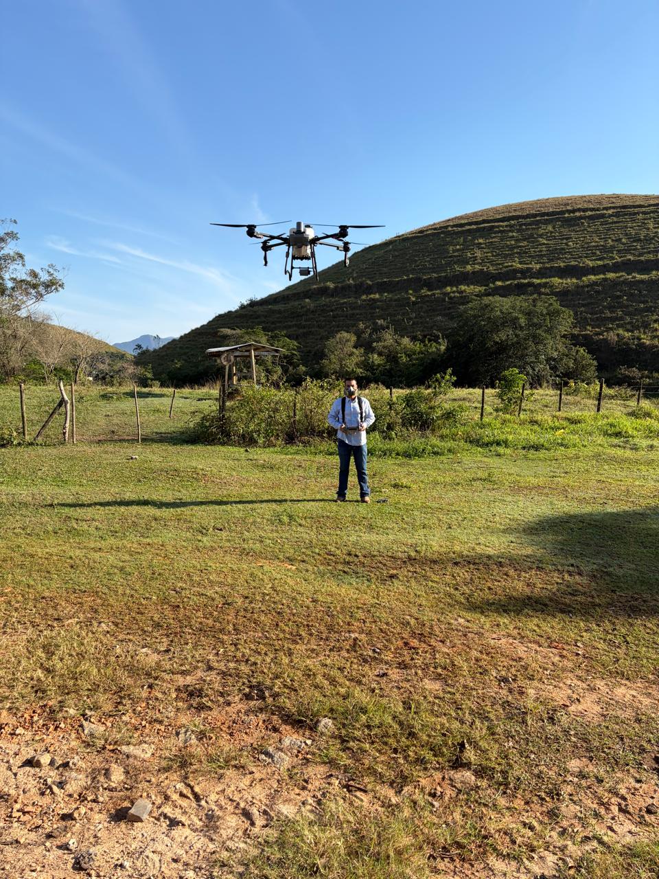 Luiz Victor Barcelos operando um drone agrícola em campo